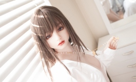 震惊！失足少女小爱变身夜店娘