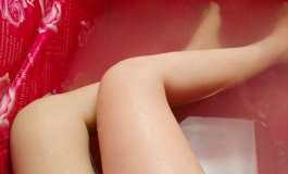 美女被“射Yin湿”忽悠到出租屋洗澡私拍
