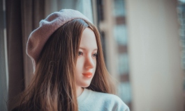 窗边的少女等你归家。