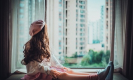 窗边的少女等你归家。