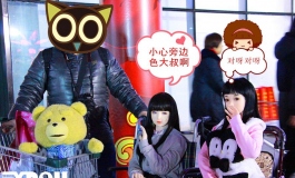 北京华联逛商场偶遇小姐妹