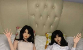 两姐妹饥渴难耐，双腿张开，引诱。。。