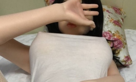 两姐妹饥渴难耐，双腿张开，引诱。。。