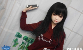 送快递到家的清纯小美女