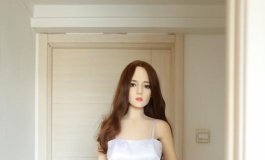 我喝过一杯淡蓝色的苦水，听说有来自爱琴海的味道