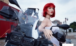 机车美女带你去兜风