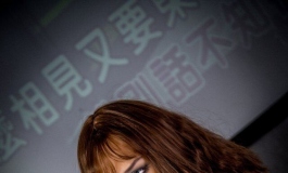跟着娃娃一起KTV 唱嗨的把奶掉出来了都不知道