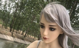 放假带女朋友出来玩车震咯