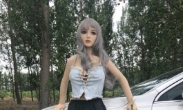 放假带女朋友出来玩车震咯