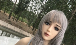 放假带女朋友出来玩车震咯