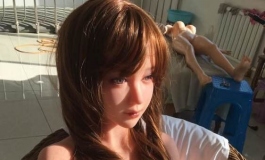 阳光下晒太阳的美人儿  害羞得把点给遮了