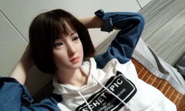 拍照到半说要睡她，死活不让还把她弄哭了。