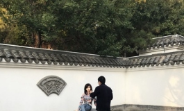 #俊影杯我梦中的女神#北京一男子推仿真娃娃去北宫森林公园 ...
