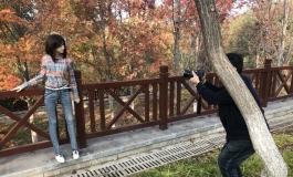 #俊影杯我梦中的女神#北京一男子推仿真娃娃去北宫森林公园 ...