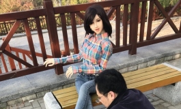 #俊影杯我梦中的女神#北京一男子推仿真娃娃去北宫森林公园 ...