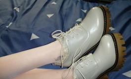这杀千刀的卖家就寄来袜子和鞋子，木有衣服~
