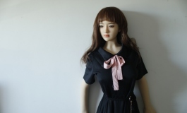 黑衣服显得更白了