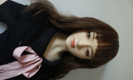 黑衣服显得更白了