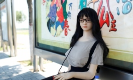 公交车站上的美眉