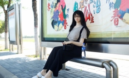 公交车站上的美眉