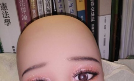 请教这娃娃厂牌