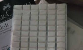 娃胸口撕裂，想用彩色贴纸挡住