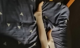 不是不用睡觉吗？居然学会假装睡着~还叫不醒~