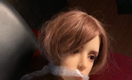 无良摄影师 ，虐待娃娃，保鲜膜缠绕，娃娃流泪