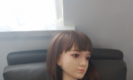 坐在板凳上发呆