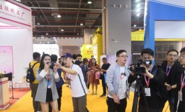 展会现场报道-俊影刘总被媒体采访中