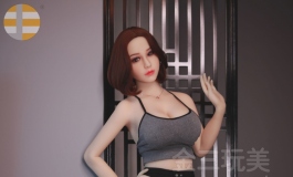 露脐吊带背心展现的身型之美