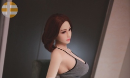 露脐吊带背心展现的身型之美
