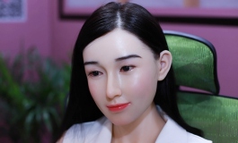 发点白洁的存货，精致面容