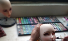 揭秘爱莎贝儿硅胶娃娃化妆师：过程细致入微，十分逼真 ！