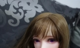 抱坐姿~我的小胸快露出来了