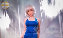 身穿蓝色背心裙的吸血鬼少女