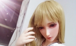 小妞的窗台边沉思