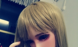 小妞的窗台边沉思