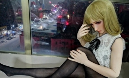 小妞的窗台边沉思