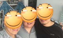 这是谁啊?抱着我们爱莎贝儿的小宝贝!!