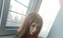 快过年了，穿一身红色喜庆的衣服