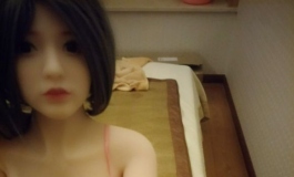 今天是阴天，躲在房间里晒娃娃。