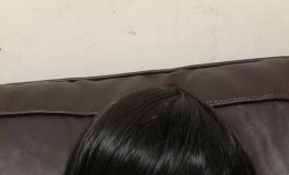 沙发上的美女
