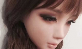 穿肚兜的小女子