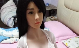 八成新，170小倩￥1200出了，被老婆发现了。