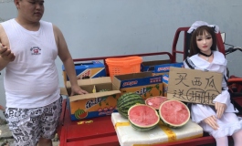 天使日记 小姐姐协助地摊西瓜老板 完成卖西瓜任务