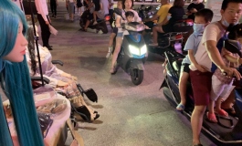 程序猿带娃娃摆摊卖假发？？？