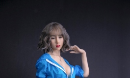 福利局~夏日来袭，防晒服也遮不住里面的好身材。