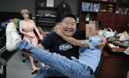 与基叔打桩叔相聚:她语娃娃参观室