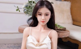 请教下各位大佬，下图中的妹子是哪家公司的(已找到放图)